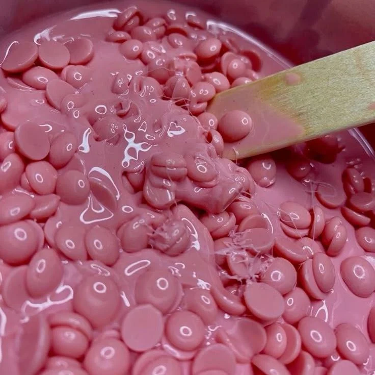 Nahaufnahme von Enthaarungswachs in Granulatform