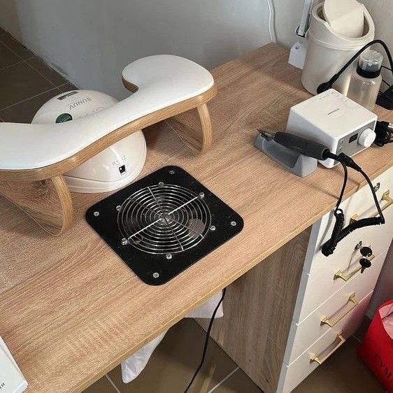 Мастер делает маникюр, используя пылесборник