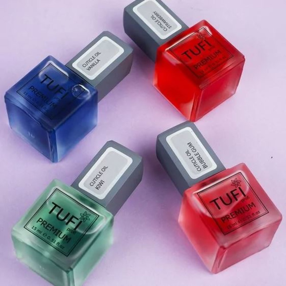 Öl mit Pinsel für die Pflege der Nagelhaut